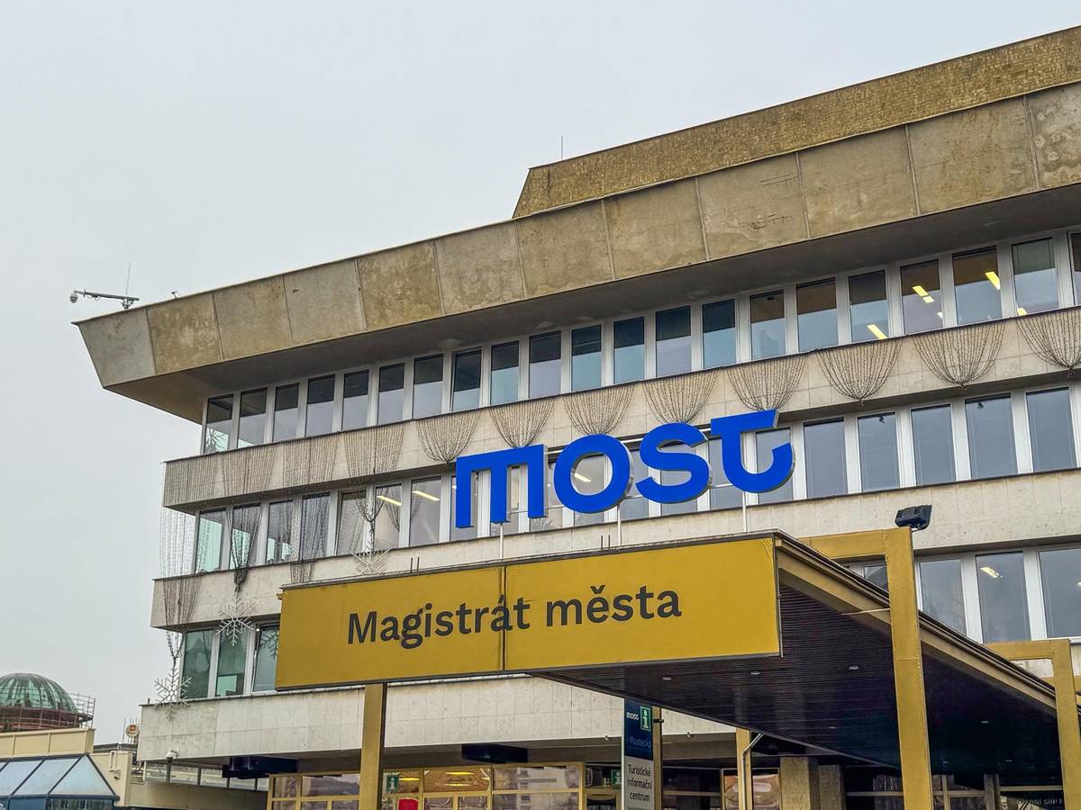 Poplatek za komunální odpad je nutné uhradit do konce roku. Vyhněte se frontám na magistrátu – platbu zvládnete snadno i z domova. Jak zaplatit?  přes Portál Mostečana – Platební portál (bez registrace, platba QR kódem nebo kartou) bankovním převodem na účet Statutárního města Most č. 19-1041368359/0800 s přiděleným variabilním symbolem v pokladně Magistrátu města Mostu    Nejpozději do 13:00 dne 30. 12. 2025 (po 13. hodině 30. 12. a celý 31. 12. 2025 bude magistrát uzavřen)     Doporučujeme platbu přes Portál Mostečana nebo bankovní převod – rychle, pohodlně a bez čekání.     Pokud neznáte svůj variabilní symbol, zjistíte ho na Portálu Mostečana nebo na e-mailu odpady@mesto-most.cz Základní informace k poplatku najdete zde:  https://www.mesto-most.cz/poplatek%2Dza.../ms-92427/p1=92427