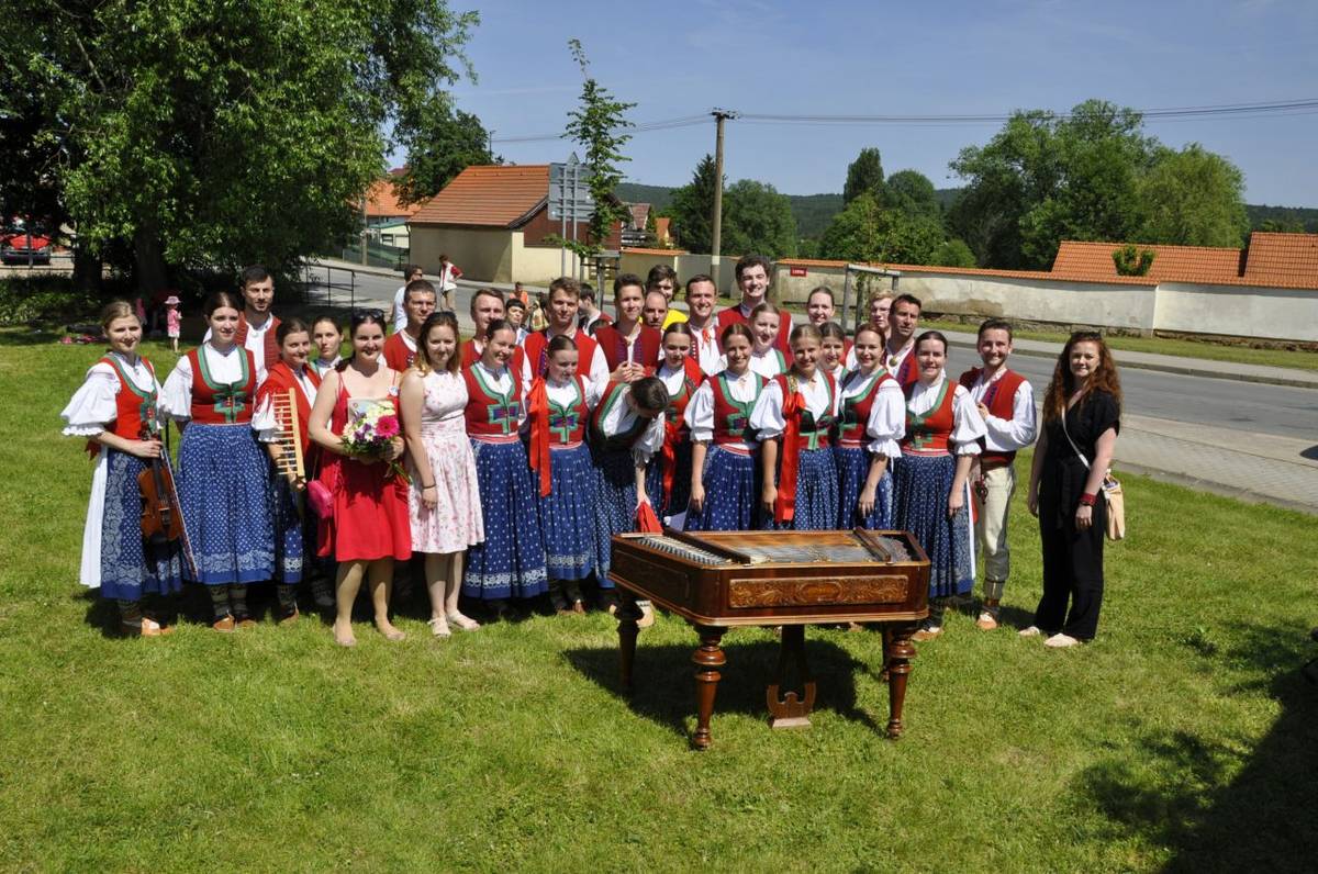 V neděli 9. 6. 2019 se v Dýšině uskutečnilo tradiční folklorní odpoledne. Více informací a fotografií naleznete ve fotogalerii: