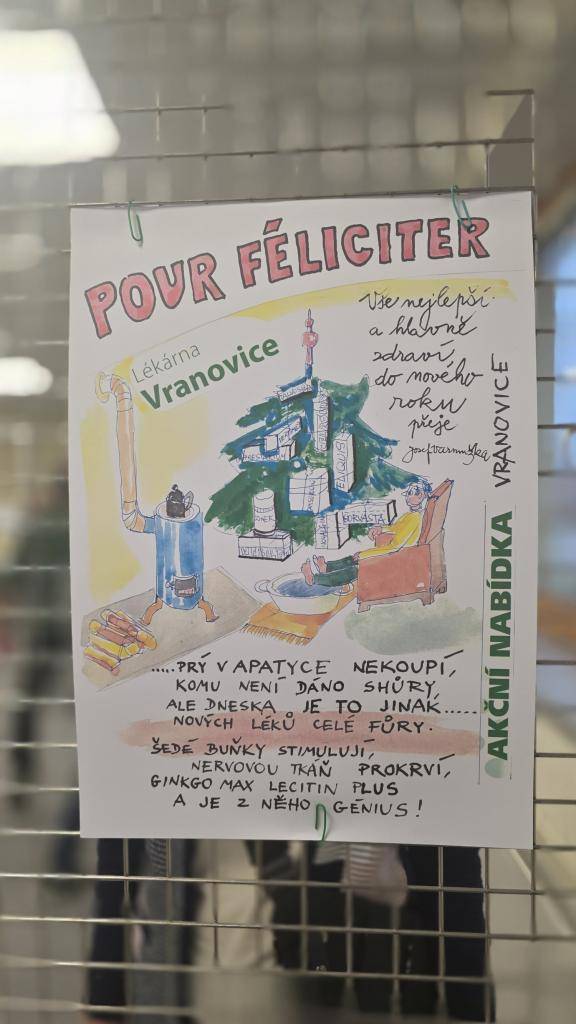 Hudební sál Vzdělávacího centra Floriánek se v sobotu 13. prosince zaplnil lidmi, kteří přišli obdivovat výtvarnou tvorbu pana Josefa Varmužky.