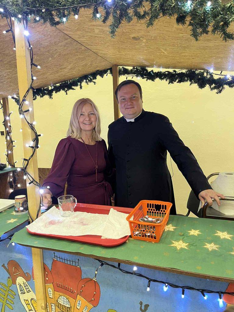 V sviatočný adventný čas sa každý rok v našej obci konajú remeselné trhy, aj tento rok nechýbal voňavý punč, med, oblátky, vianočné dekorácie a nechýbal ani živý kapor.  Tohtoročná Novianska adventná remeselná nedeľa sa konala v obci už po 18 raz.