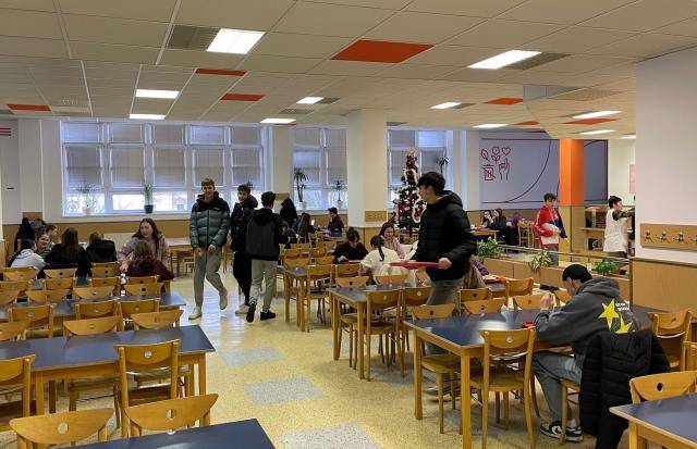 Přerov získá další dva zrekonstruované gastro provozy. Školní jídelny na Velké Dlážce a v ulici Za Mlýnem projdou rozsáhlou modernizací, která zásadně zlepší hygienické podmínky, energetickou náročnost a technické zázemí obou provozů. „Stávající prostory i kuchyňské technologie jsou na hranici životnosti, vzduchotechnika je místy nefunkční a stávající vybavení již neodpovídá potřebám moderního stravovacího provozu,“ shrnul primátor města Petra Vrána. Realizace je plánována na druhé pololetí roku 2026, zejména během letních měsíců, aby byl zásah do provozu škol co nejmenší.                               Číst dál...