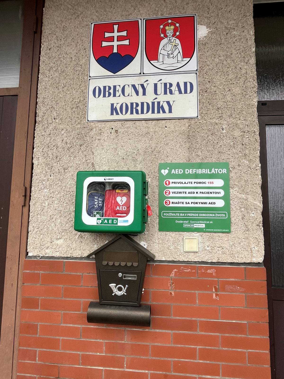 Podľa § 3 ods. 5 zákona č. 369/1990 Zb. o obecnom zriadení každá obec, ktorá má viac ako 500 obyvateľov, je povinná zabezpečiť, aby bol na verejne prístupnom mieste v obci dostupný aspoň jeden funkčný automatický externý defibrilátor. V našej obci je prenosný plnoautomatický AED defibrilátor umiestnený na budove Obecného úradu, Kordíky č. 59 pri hlavnom vstupe do budovy. Je kamerovo monitorovaný a je zaregistrovaný v systéme Operačného strediska záchrannej zdravotnej služby SR. K dispozícii je 24 hodín denne na poskytnutie prvej pomoci. Použitie defibrilátora je jednoduché, prístroj sám naviguje v slovenskom jazyku, ako sa má pri záchrane postupovať. Zároveň je potrebné zavolať aj na tiesňovú linku 112 alebo záchrannú službu 155. AED je prenosný prístroj určený pre použitie pri laickej aj odbornej prvej pomoci. Všetko je riadené pokynmi, prístroj podáva jasné hlasové povely. Defibrilátor nesmie byť použitý u pacientov, ktorí sú pri vedomí alebo sami dýchajú.