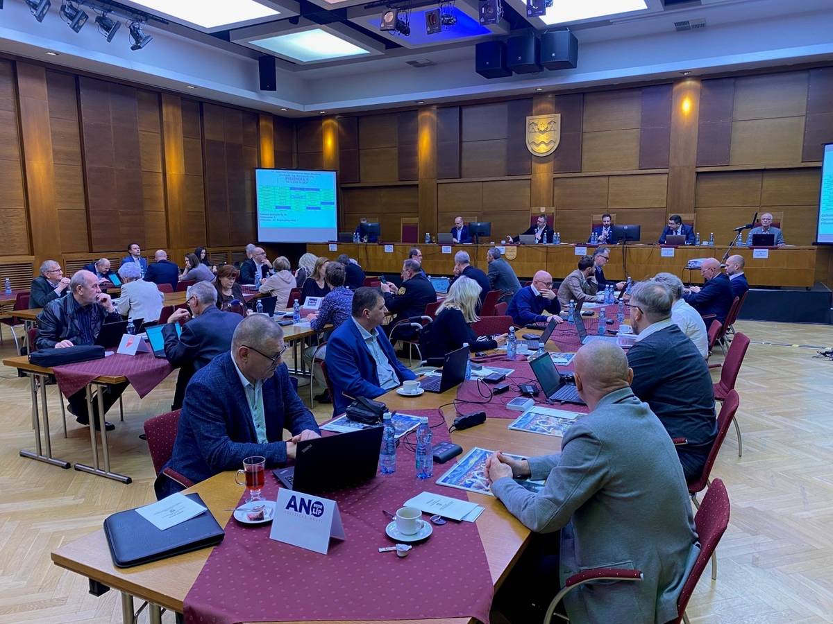 Zastupitelé města Havířova na svém 17. zasedání, které proběhlo v pondělí 15. prosince 2025 v Kulturním domě Radost, zvolili novou náměstkyni pro sociální oblast. Dalším důležitým bodem zasedání bylo schválení rozpočtu pro rok 2026. Významným bodem zasedání posledního letošního Zastupitelstva města Havířova byla volba nové náměstkyně pro sociální oblast. Dosavadní náměstkyně Stanislava Gorecká (ANO 2011) podala rezignaci z důvodu dovršení věku odchodu do starobního důchodu. Zastupitelé její rezignaci přijali a následně zvolili náměstkyni novou. Stala se jí Alena Olšoková (ANO 2011), která zastávala funkci radní. Na její místo v Radě města Havířova byl zvolen Ondřej Lapisz (ANO 2011), a jelikož Alena Olšoková zastávala též funkci zastupitelky, do řad zastupitelů za ANO 2011 přibyl Jan Dostál.  Mimořádně důležitým bodem společného zasedání byl také návrh rozpočtu pro rok 2026, který zastupitelé schválili. Předpokládané příjmy pro rok 2026 jsou ve výši něco málo přes 2,6 miliardy korun, výdaje necelých 2,8 miliardy korun. Rozdíl pokryje zapojení účelových fondů města. Na investice bylo vyčleněno 750 milionů korun. „Největší investice půjdou i letos do obnovy bytového fondu města, a to kolem 270 milionů korun. Vedení města Havířova i nadále považuje za své priority udržovat vysoký komfort bydlení našich občanů, takže v plánu je například sanace domu na ulici Jedlová 2, několika domů na Dlouhé třídě, Mozartově 7, Mánesově 42 nebo objektu Občanská na Dům zdraví v Dolních Datyních. Už začátkem února roku 2026 začneme s velkou stavbou technické a dopravní infrastruktury v průmyslové zóně Burianovka, a ve stejném měsíci také s další etapou revitalizace veřejného prostranství lesoparku Stromovka," uvedl primátor Havířova Ondřej Baránek. Dalším schváleným bodem zasedání bylo sloučení Základní školy Jarošova na Šumbarku se Základní školou Marie Pujmanové ve stejné části města. Od 1. září 2026 budou už obě školy fungovat pod hlavičkou ZŠ Marie Pujmanové. Důvodem sloučení bylo nesplnění podmínky minimálního počtu žáků na školu v ZŠ Jarošova, a také změna financování nepedagogických zaměstnanců škol a školských zařízení. Zastupitelstvo též schválilo finanční injekci ve výši 5 milionů korun Sadům Životice, pro řešení nezbytných investičních potřeb společnosti vyplývajících z aktuálního technického stavu areálu, stavebních objektů a provozních technologií. Schválená investice zhodnotí majetek města, předejde vzniku případných škod a zajistí stabilní fungování společnosti. https://www.havirov-city.cz/aktuality/havirov-ma-novou-namestkyni-rozpocet-na-rok-2026