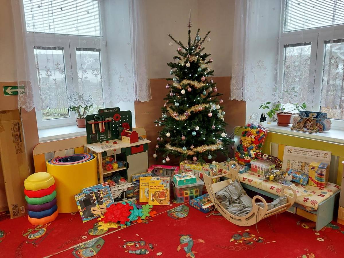Chtěli bychom poděkovat Svazu žen Zahrádky a všem rodičům, kteří naší školce poskytli krásné věcné nebo finanční dary a děti tak díky nim mohly mít opravdu bohatého Ježíška :-)  Děkujeme!