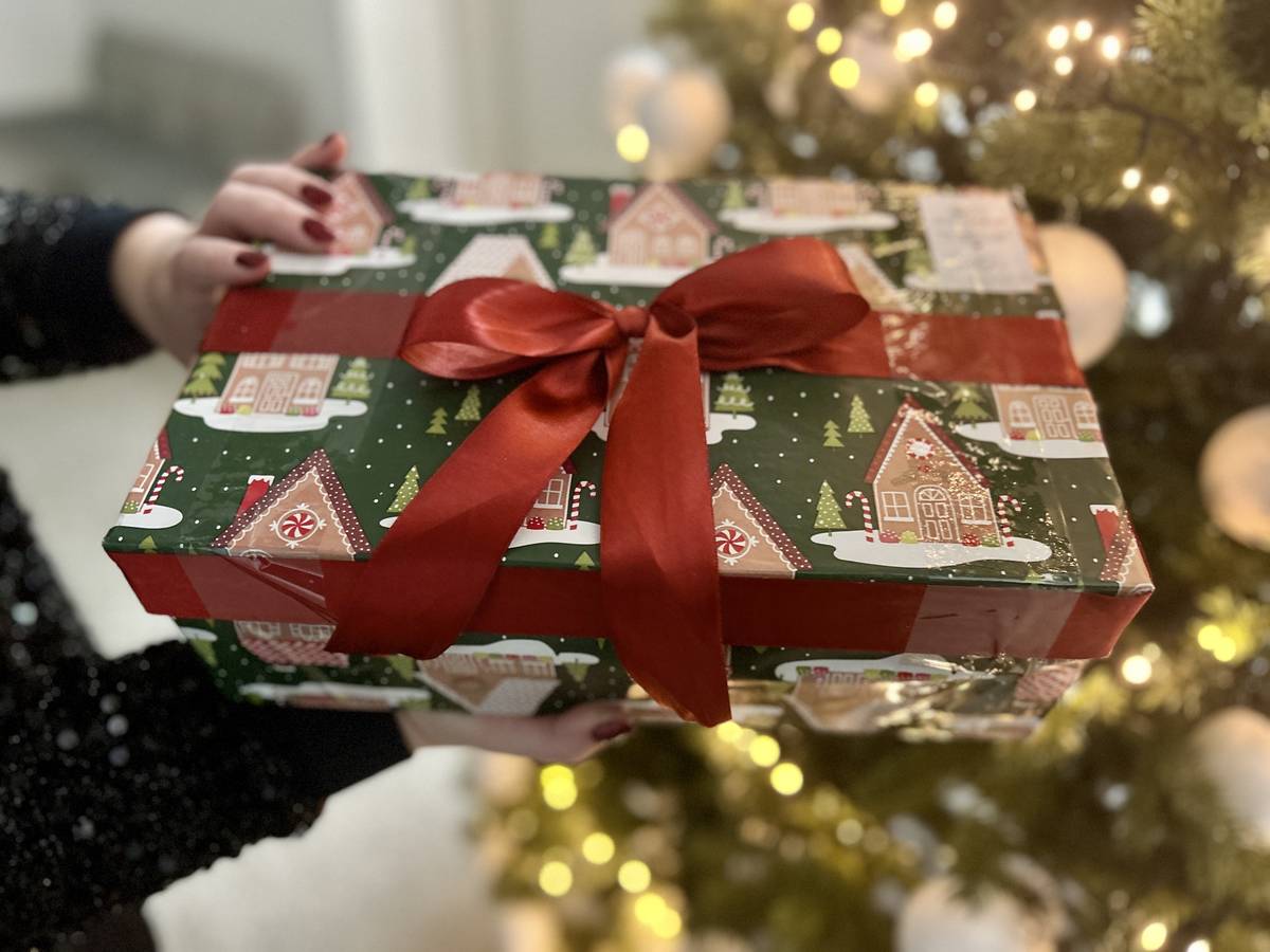 Mesto Leopoldov sa zapojilo do charitatívneho projektu Koľko lásky sa zmestí do krabice od topánok? Vďaka tomu sme obdarovali 80 leopoldovských seniorov nad 84 rokov.   Ďakujeme za pomoc s distribúciou členom OZD Šanec a členom Slovenského zväzu telesne postihnutých Leopoldov 🫶 Ďakujeme aj N. Sporimskej a ďalším dobrovoľníkom, ktorí sa na projekte podieľajú. Projekt Koľko lásky sa zmestí do krabice od topánok? funguje už ôsmy rok. Dobrovoľníci doručujú stovkám osamelých seniorov po celom Slovensku krabičky s milými darčekmi, ktoré ich potešia a zahrejú pri srdci. Do projektu sa pravidelne zapája aj Materská škola Leopoldov a Základná škola Leopoldov. Viac informácií o projekte Koľko lásky.