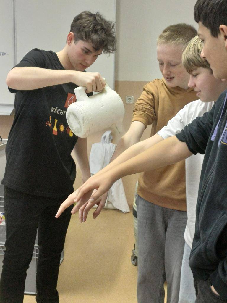 Naší základní školu opět po roce navštívili zástupci Vysoké školy chemicko-technologické v Praze (VŠCHT) s oblíbeným programem Moderní chemie. Na tuto akci se žáci vždy těší, protože jim přináší nejen nové poznatky, ale i zážitky z atraktivních pokusů.