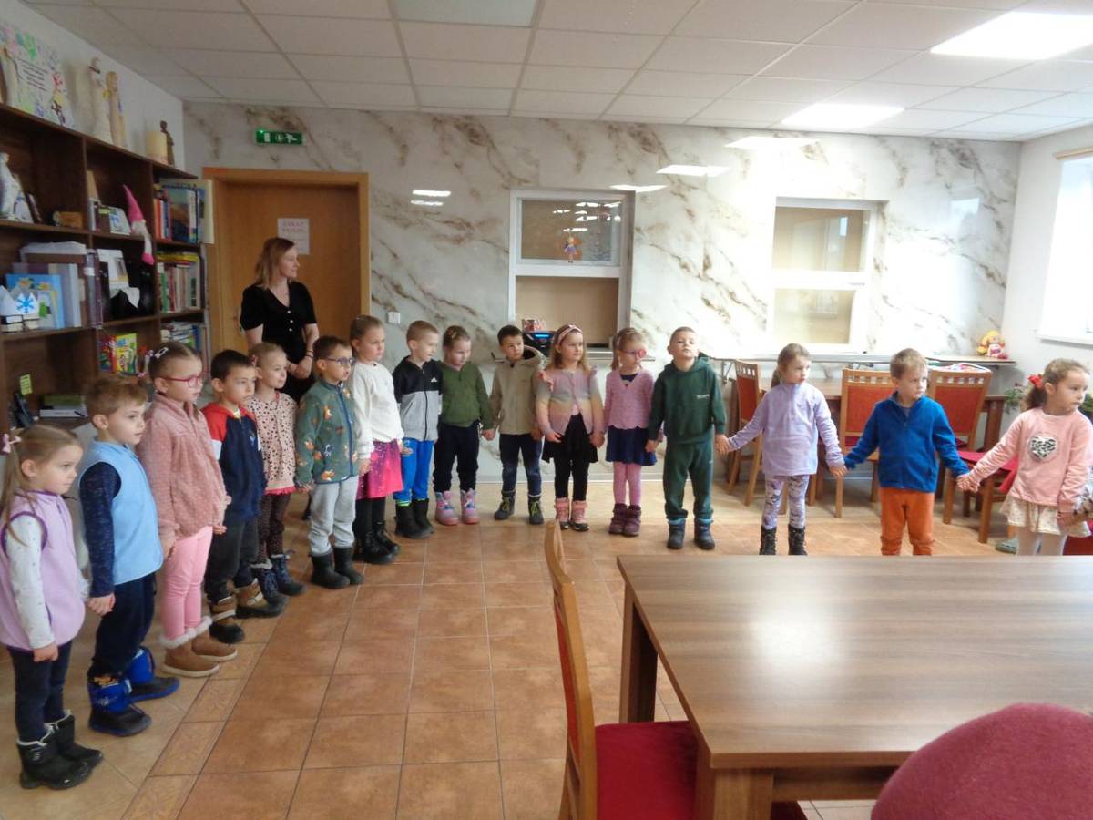 Dnes nás prišli potešiť svojím vystúpením detičky z MŠ Teplička nad Váhom. V doprovode pani zástupkyne a pani učiteľky prišli predškoláci - včielky, aby svojím vystúpením spestrili dopoludnie naším starkým.