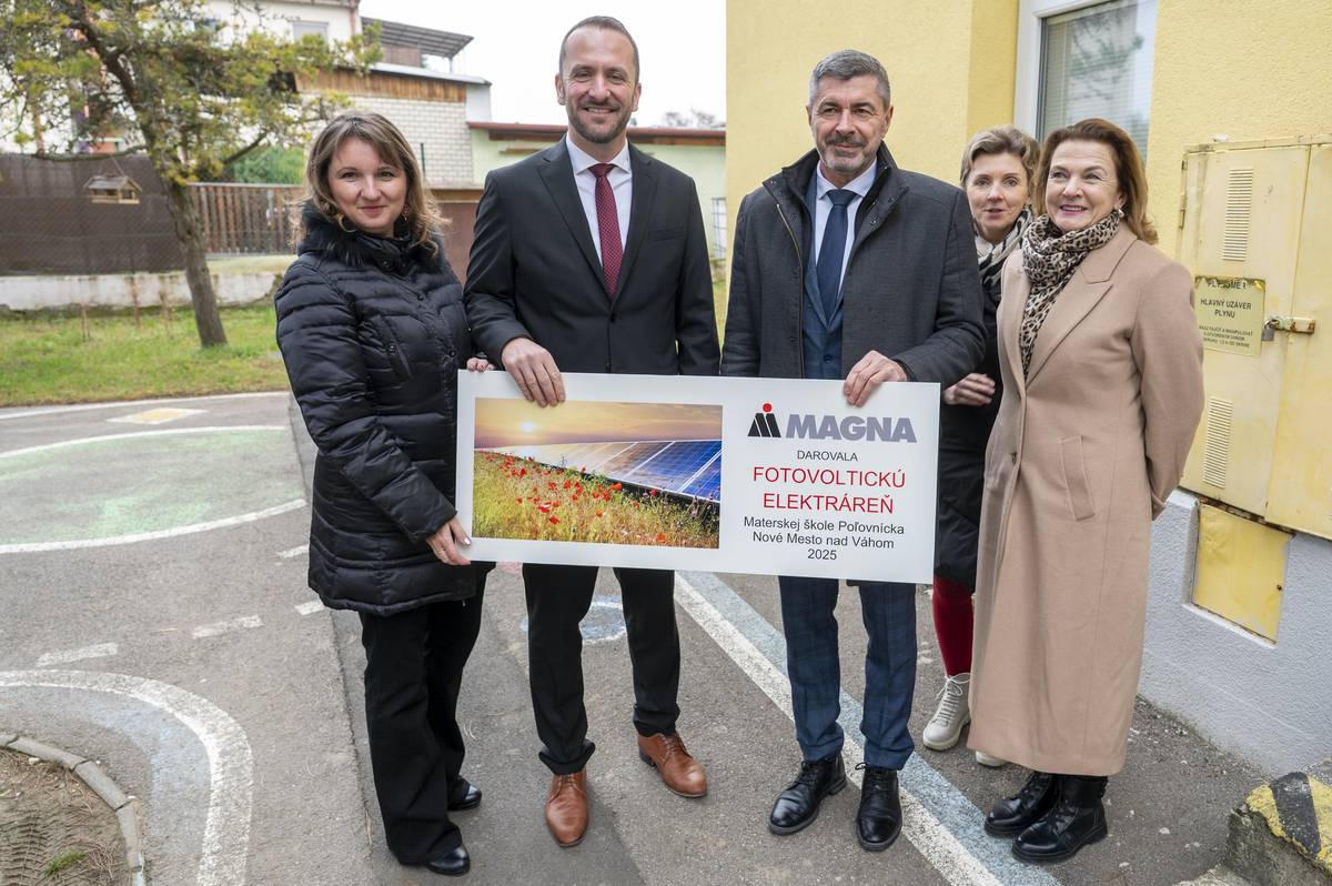 Mesto informuje o úspešnej realizácii fotovoltiky v Materskej škole Poľovnícka. Projekt vznikol vďaka spolupráci mesta so spoločnosťou Magna Slovteca s.r.o., ktorá finančne podporila využívanie obnoviteľných zdrojov energie. Čo je fotovoltika? Fotovoltika je spôsob, ako vyrábať elektrinu zo slnka. Solárne panely premieňajú slnečné žiarenie na elektrickú energiu, ktorú budova využíva na svoju bežnú prevádzku. Ide o čistý a ekologický zdroj energie, ktorý nezaťažuje životné prostredie. Prečo je fotovoltika dôležitá? – znižuje náklady na elektrinu – chráni životné prostredie – zvyšuje energetickú sebestačnosť budov – je spoľahlivá a dlhodobo udržateľná V Materskej škole Poľovnícka bolo nainštalovaných viac ako 50 solárnych panelov, ktoré plne pokrývajú potreby škôlky. Škola sa tak stáva energeticky sebestačnou. MŠ Poľovnícka zabezpečuje centrálnu práčovňu pre všetky materské školy v meste. Najviac elektrickej energie sa spotrebuje v kuchyni, kde sa denne pripravuje jedlo pre deti z čerstvých surovín, a v práčovni, kde sa naplno využívajú práčky, sušičky, mangel a žehličky. Fotovoltika výrazne pomôže znížiť spotrebu energie z externých zdrojov. Projekt bol realizovaný na základe dohody, v ktorej spoločnosť Magna poskytla mestu finančný dar určený výhradne na inštaláciu fotovoltiky v tejto materskej škole. Pri tejto príležitosti navštívil mestský úrad pán Róbert Kršák, zástupca spoločnosti Magna Slovteca, hlavný energetik a prokurista, ktorý zdôraznil, že Magna dlhodobo podporuje projekty zamerané na ochranu životného prostredia. Primátor mesta poďakoval za podporu a uviedol, že ide o príklad zmysluplnej spolupráce, ktorá prináša konkrétny úžitok mestu aj jeho obyvateľom. Radosť z projektu vyjadrila aj pani riaditeľka materskej školy, ktorú teší, že škôlka bude fungovať ekologickejšie a úspornejšie. Ďakujeme spoločnosti Magna za podporu a investíciu do budúcnosti našich detí a životného prostredia.     Fotovoltika ako investícia do budúcnosti. Materská škola Poľovnícka je energeticky sebestačná vďaka podpore spoločnosti Magna Slovteca, s.r.o. | www.nove-mesto.sk