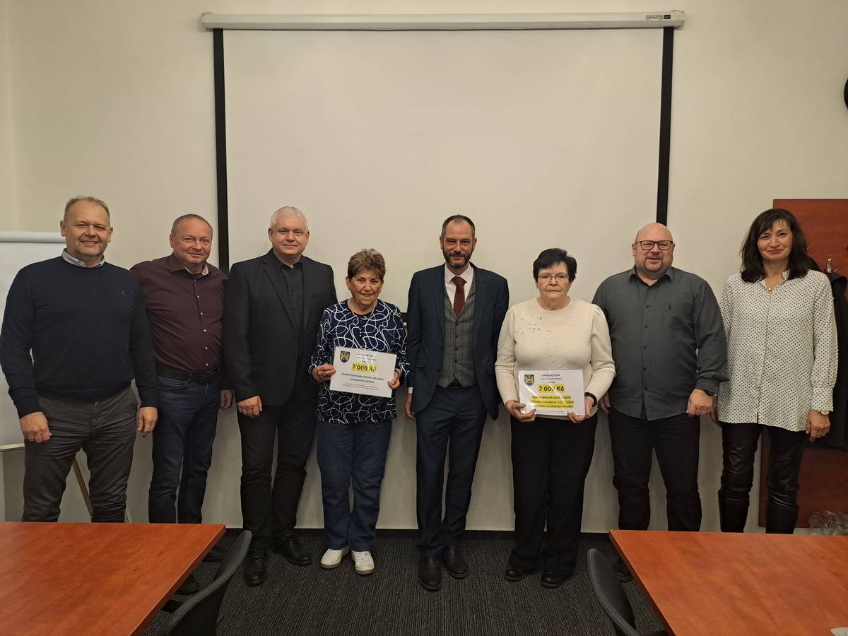 V pondělí 1. prosince 2025 se na Masarykově náměstí opět otevřela charitativní chaloupka, kde jste mohli potkat radní města Jindřichův Hradec, kteří stejně jako v předchozích letech podpořili dobrou věc.