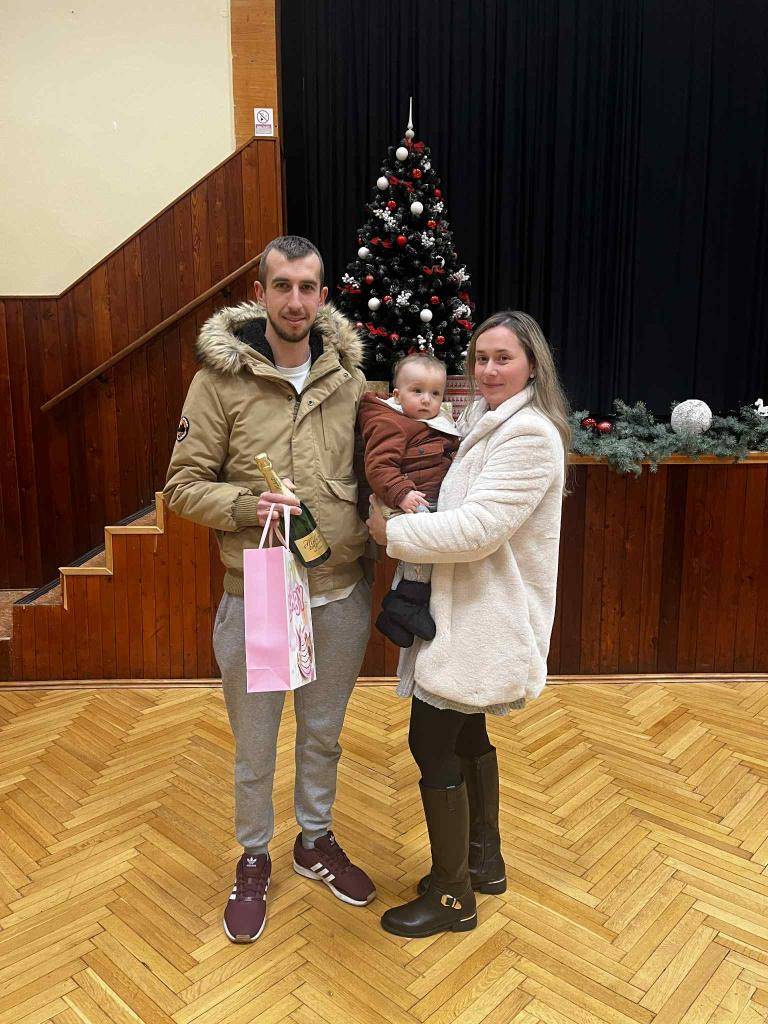 V dňoch 10. a 11. decembra si pozvaní rodičia novonarodených detí v obci Dolné Orešany prevzali na obecnom úrade pri príležitosti uvítania do života peňažný príspevok, hračku, symbolické šampanské a pamätný list.