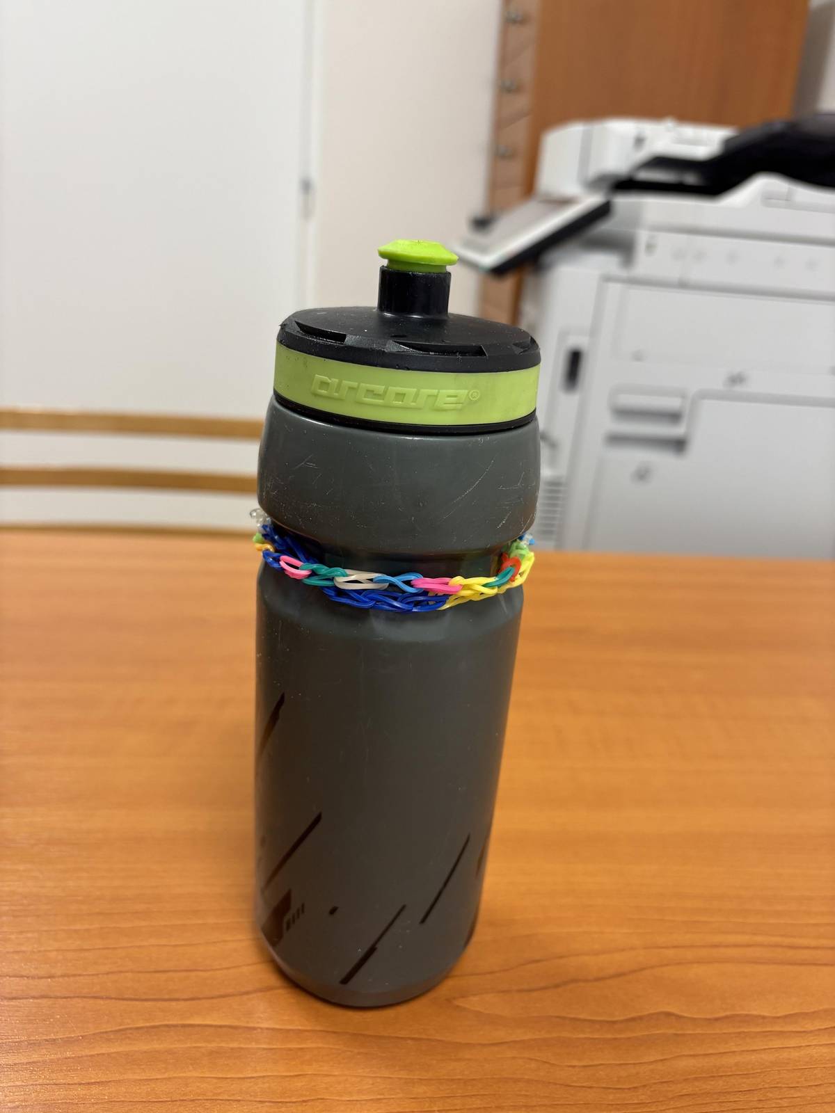 Na zastávce autobusu ve vsi byla nalezena láhev. Je uložena v kanceláři OÚ.