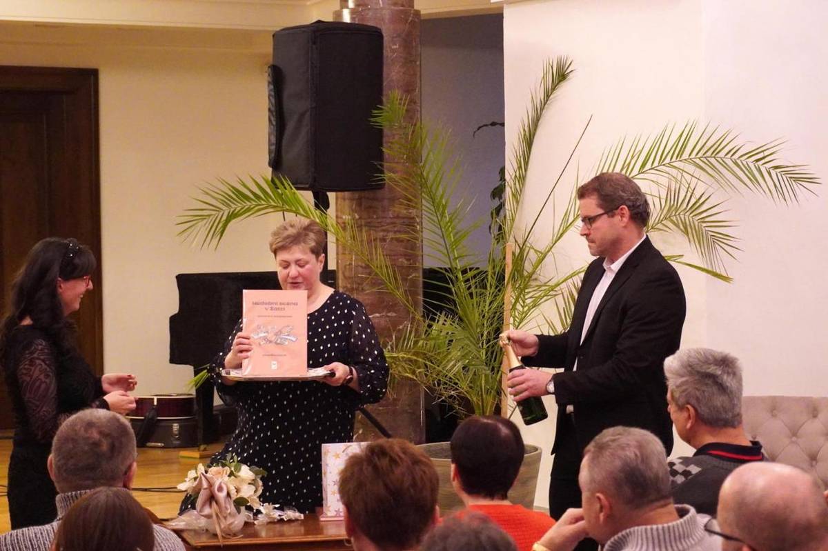 Novou knihu s názvem Hudební scéna v Žatci nabízí zájemcům Regionální muzeum K. A. Polánka. Publikaci autorky Jitky Krouzové pokřtil v sobotu odpoledne v rámci programu Žateckých Vánoc starosta města Radim Laibl.