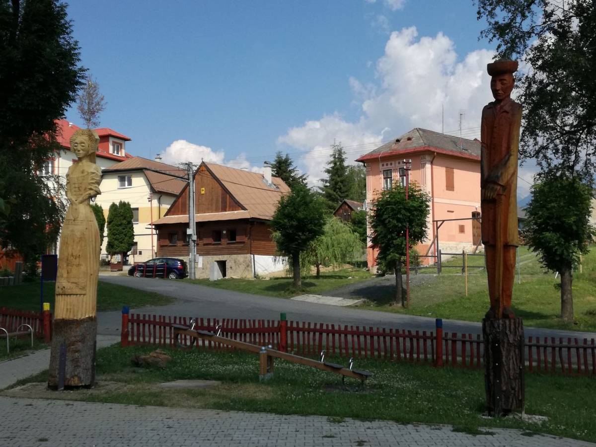 V dňoch od 21.5. 28.5.2018 sme opäť privítali žiakov školy úžitkového rezbárstva z Ružomberku ktorí skrášlili našu obec.