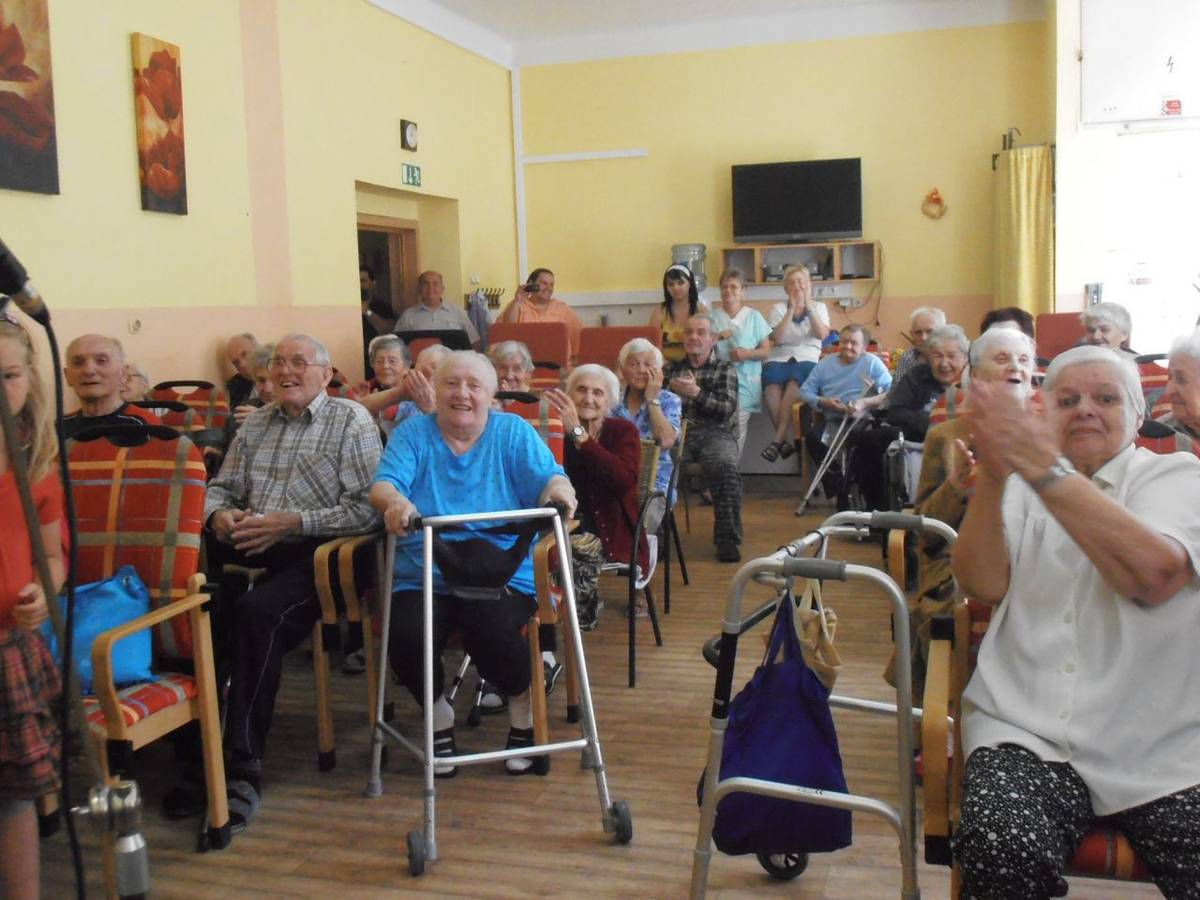 Od Vánočního koncertu máme všichni, kdo jsme se na něm aktivně podíleli, dojem, že nám zpívání a hraní celkem jde a hlavně, že nás moc a moc baví. Zvláště, když máme pro koho zpívat a hrát. A příležitost se nám naskytla. Směli jsme uspořádat koncert pro obyvatele Domova důchodců v Kolíně.