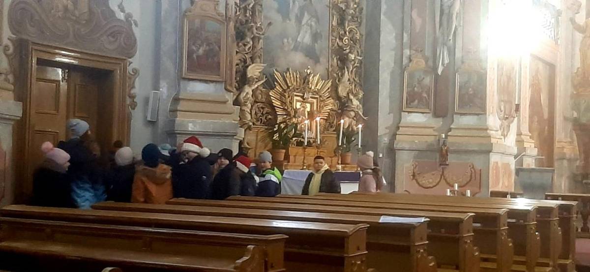 Dne 17. prosince 2025 se žáci základní školy a děti z mateřské školy zúčastnili návštěvy kostela sv. Josefa v Obořišti. Během této akce se dozvěděli o vánočních tradicích a užili si zpěv koled a živou hudbu.