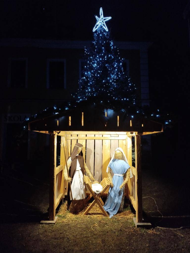 Obecní úřad přeje všem požehnané vánoční svátky prožité v kruhu svých nejbližších a naplněné pohodou a láskou a v novém roce vše nejlepší a zdraví nechť slouží!  starosta Jan Talaš, místostarosta Lukáš Kostruch a účetní Petra Martincová