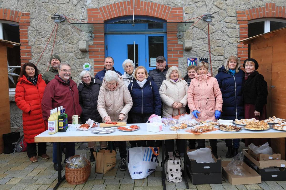 Třetí adventní neděli 14. prosince zavítala delegace Žlutic na vánoční trhy do Warmensteinachu. Při této příležitosti Žlutice zapůjčily do Warmensteinachu výstavu věnovanou partnerství obou měst. Děkujeme firmě SOLITERA za poskytnutí vozidla pro její transport a Janu Boreckému za fotodokumentaci.