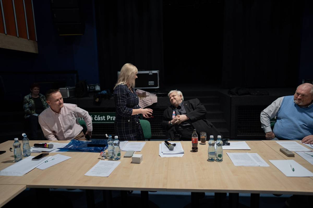 Vážení občané, na včerejším jednání Zastupitelstva MČ Praha 19 rezignoval na svou funkci pan starosta Pavel Žďárský, hlavním důvodem k jeho rozhodnutí byly dlouhotrvající zdravotní obtíže. I přes silnou vůli a snahu vrátit se a pracovat dál pro blaho Kbel jsou věci, které nelze ani vůlí úplně ovlivnit. Zastupitelstvo se zarmoucením tuto zprávu přijalo. Panu starostovi nesmírně děkujeme za 28 let dlouhou a usilovnou práci pro Kbely, kdy prakticky z vesnice na okraji Prahy jsme nyní moderní a pro bydlení velmi vyhledávanou městskou částí. A nejen to. Za ty roky toho bylo tolik, že se to nedá ani popsat. A my za celé Kbely děkujeme a držíme palce, ať se dá zdraví dohromady. Protože to je v životě to nejdůležitější.   Možná si rovnou kladete otázku, co bude dál s touto funkcí? V takovém případě jedná Zastupitelstvo a volí nového starostu.   V našem případě? Kbely mají první starostku ve své historii. Zastupitelstvem MČ byla v obecném souladu naprostou většinou zastupitelů zvolena do funkce starosty paní Ivana Šestáková. Ta byla po dlouhé roky pravou rukou pana starosty Žďárského a své funkce se chopí zodpovědně a na základě dlouholetých zkušeností. Nově ale s jemnou ženskou energií, která vnese do lokální politiky zase něco nového. A my paní Šestákové držíme palce!