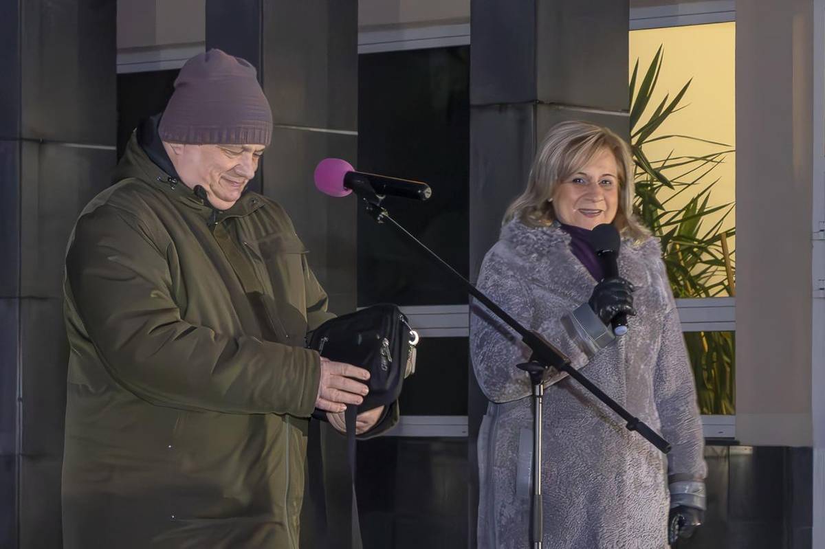 V nedeľu 14. decembra 2025 sa obyvatelia mesta Svit stretli pred Domom kultúry, kde sa uskutočnilo slávnostné vysvätenie 3. adventnej sviece.