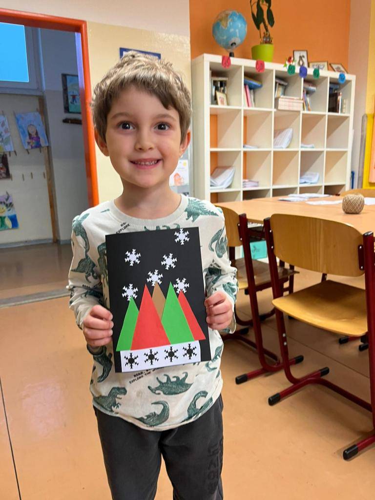 V úterý 9. 12. jsme si společně na chvíli odskočili od vánočního shonu a užili jsme si odpoledne společně s našimi dětmi. Ve škole byl totiž nachystán jarmark a dílničky plné vánočního tvoření. Ten, kdo nás navštívil, si tak odnášel veselou náladu a krásné vánoční dekorace :-).