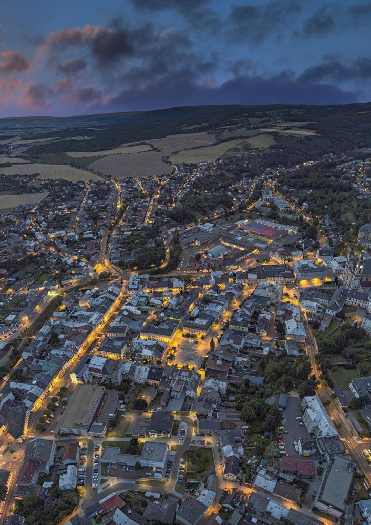 Celoroční proměny našeho města zachycené v různých ročních obdobích ukazují Šternberk v celé jeho kráse. Uvidíte památky, které jste možná ještě neviděli z těchto úhlů, a obdivovat můžete zelené parky i malebné uličky, které dodávají našemu městu kouzelnou atmosféru.