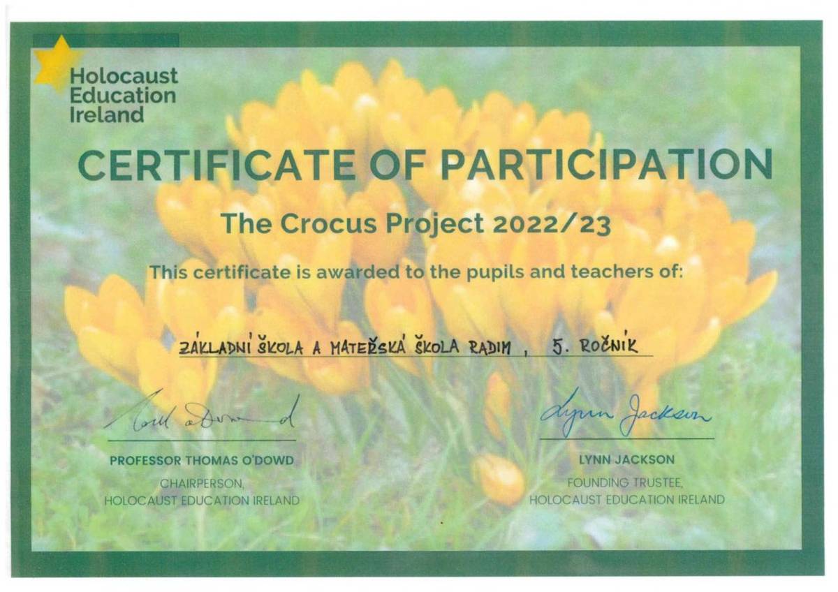 Irsko daruje vybraným školám cibule žlutých krokusů, které je na podzim zasadí na památku všech dětí, které zemřely při holocaustu; 1,5 milionu židovských dětí a stovky tisíc dalších dětí, které se staly oběťmi nacistických zvěrstev.