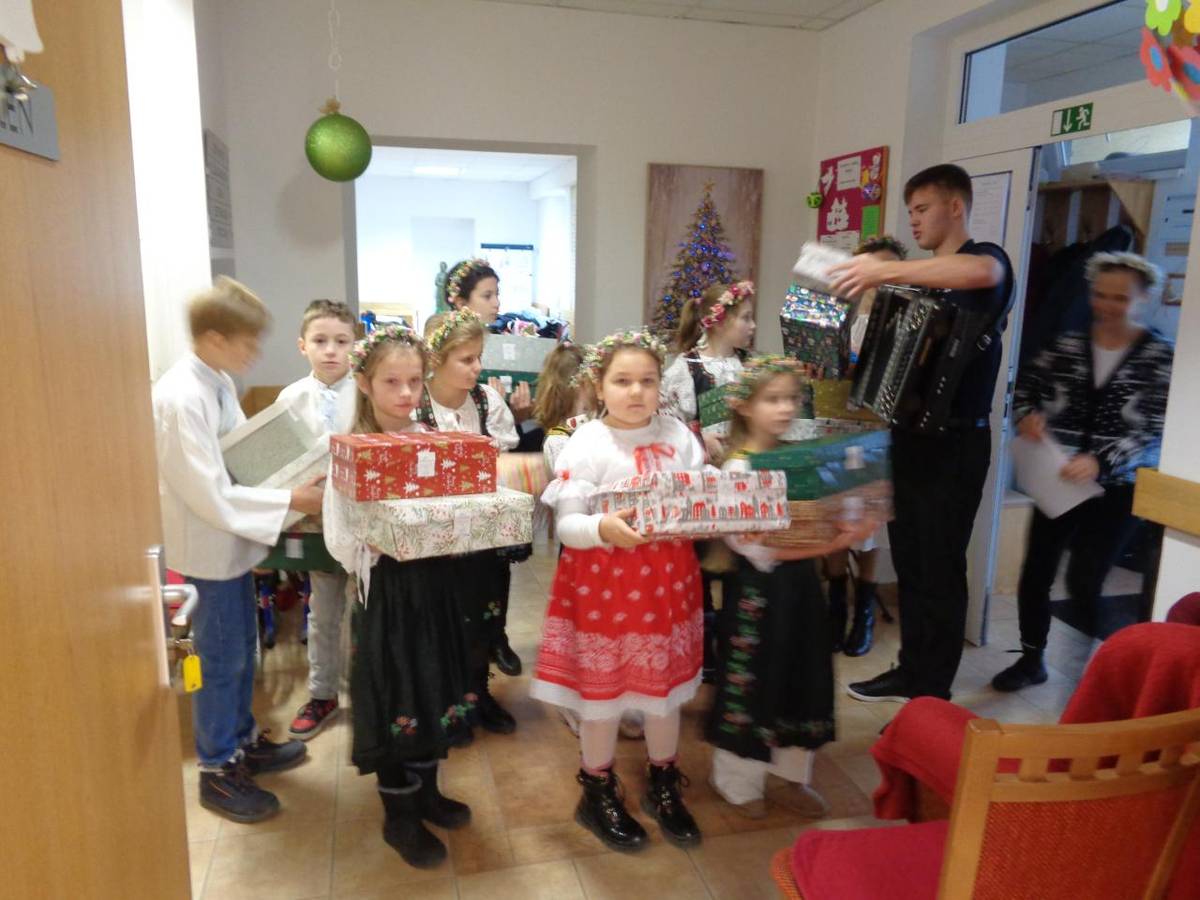 Pondelkové predpoludnie nám prišli spríjemniť žiaci zo ZŠ- Dolná Tižina. Pod vedením p. učiteľky Zuzky a Kristínky si pripravili pásmo vianočných piesní, kolied a vinšov. V doprovode heligónky a huslí sa našou jedálňou niesla hudba a hlasný spev.