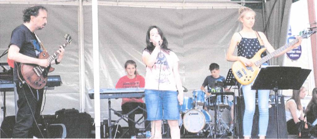 Na Přimdském dnu 16.6.2018 vystoupila hudební škola z Pfreimdu a pobavila svým vystoupením návštěvníky čekající na dojezd historických vozidel závodících při mezinárodní Jízdě Saši Kolowrata.