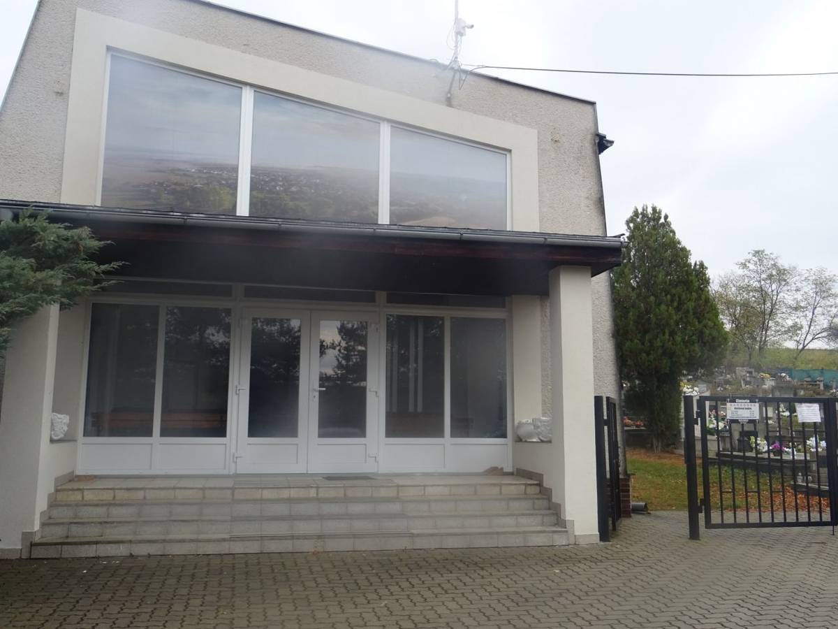 Je smutné, že niektorí spoluobčania venčia svojich psov na miestach, ako sú cintoríny. Po venčení ostávajú v priestoroch pohrebísk psie exkrementy, čo považujem za vrchol drzosti a neslušného správania.