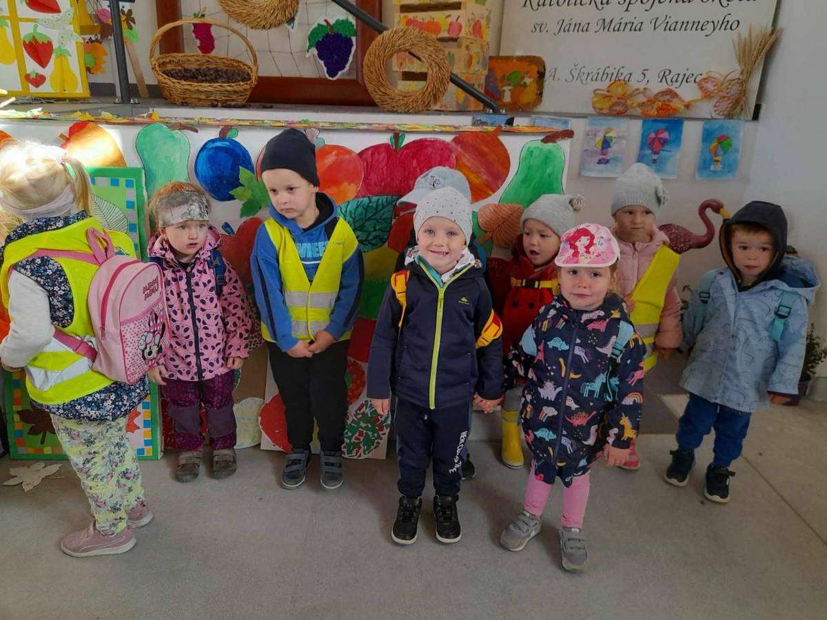 Deti z triedy Veselé hríbiky dnes cestovali do Rajca