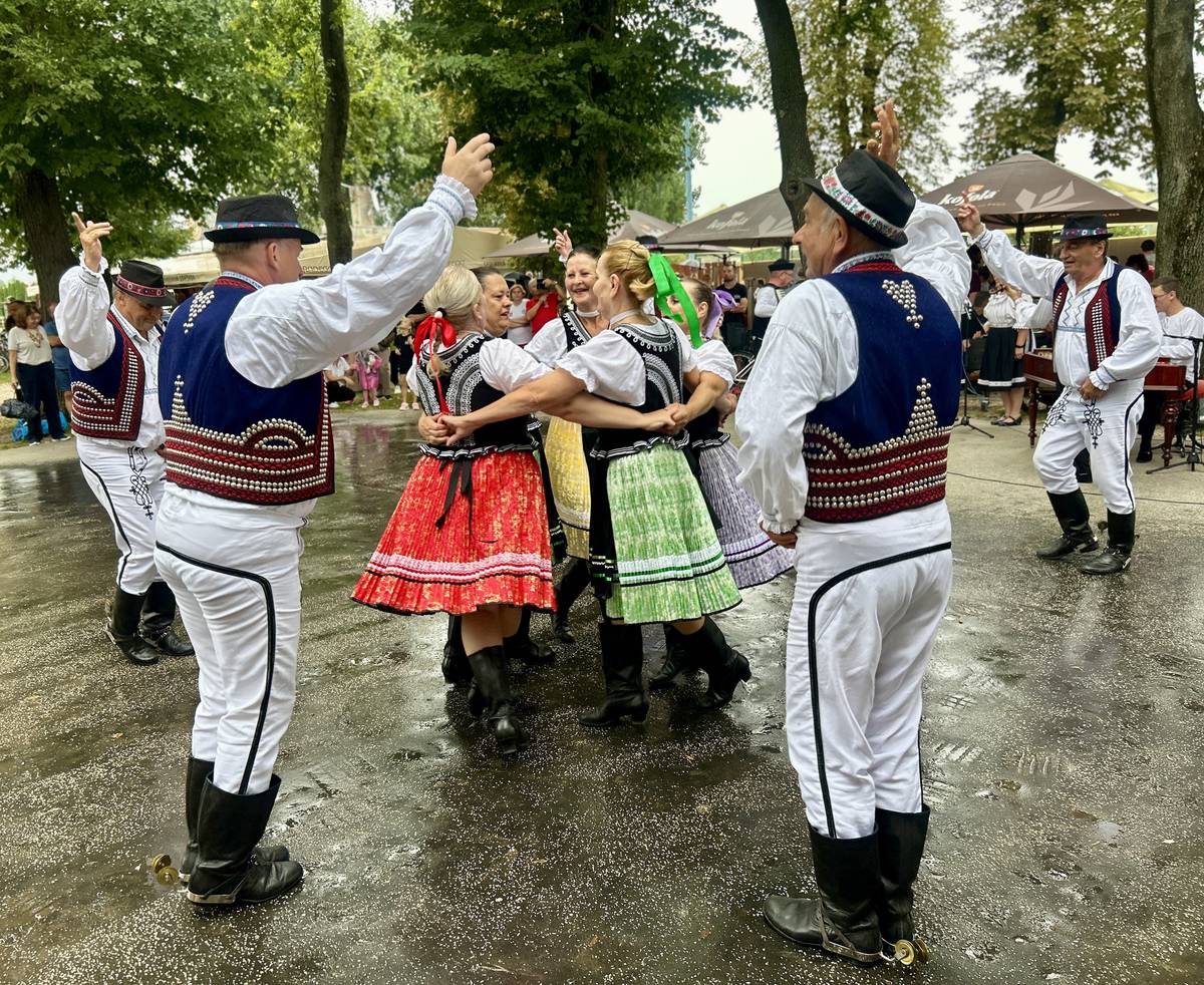 ➡️Aj tento rok sa medzi uchádzačmi o podporu v rámci Participatívneho rozpočtu Trnavskej župy nachádza leopoldovský Klub slovenského folklóru Mestečko s projektom Rozvoj Mesteckého folklóru. Podporte našich folkloristov a pomôžte im získať ďalšie financie na ich činnosť. Podrobný návod ako hlasovať nájdete na webovej stránke mesta Leopoldov.