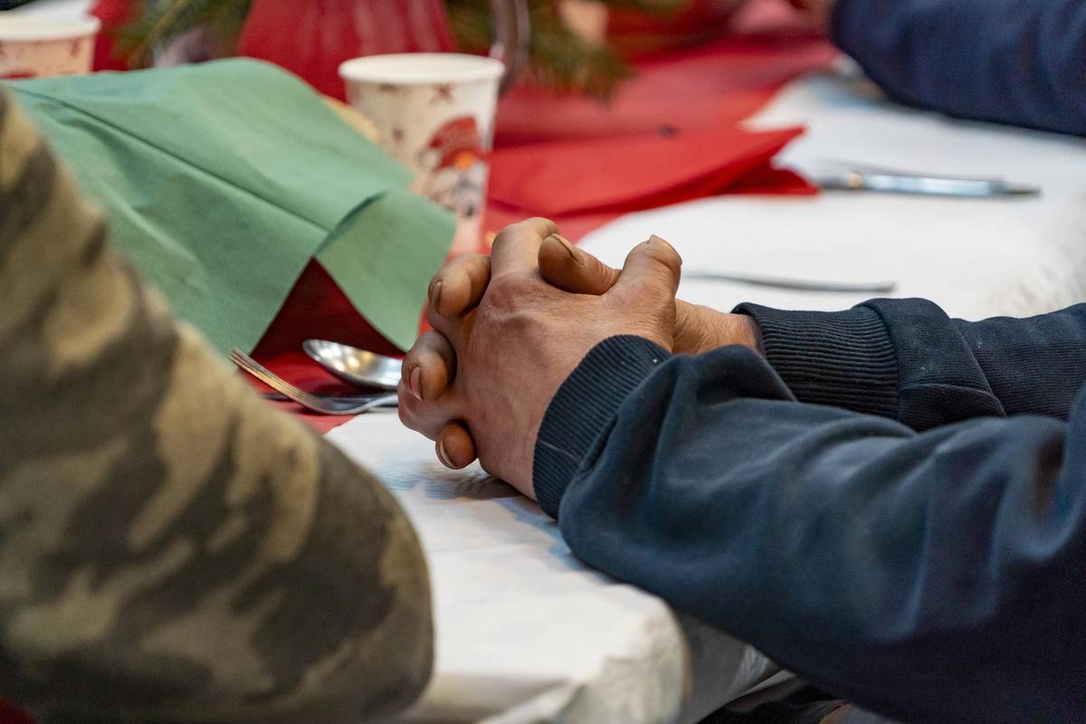 Vianočný čas prinesie aj tento rok do Trnavy chvíle spolupatričnosti a ľudského tepla pre tých, ktorí ho najviac potrebujú. Vo štvrtok 18. decembra o 15. hodine sa v priestoroch Denného centra na Hlavnej ulici 8 (Pod stĺpmi) uskutoční tradičná Štedrá večera pre osamelých ľudí a ľudí bez domova, ktorú spoločne organizujú Trnavská arcidiecézna charita, Mesto Trnava a Arcibiskupský úrad Trnava. „Skutočná sila a charakter spoločnosti sa ukazujú najmä v tom, ako dokáže myslieť na svojich najslabších. Aj preto už tradične spoluorganizujeme štedrú večeru pre všetkých, ktorí nemajú možnosť prežiť vianočné sviatky v teple domova či v kruhu najbližších. Chceme im dopriať aspoň kúsok sviatočnej atmosféry – dobré jedlo, rozhovor a pocit, že na nich niekto myslí. Ak vieme ako mesto vytvoriť miesto, kde sa môžu ľudia cítiť vítaní a prijatí, potom má naša práca hlboký zmysel," hovorí viceprimátorka Trnavy Eva Nemčovská.  K sviatočne prestretému stolu si tento rok zasadne takmer sto hostí, ktorí sa nachádzajú v ťažkej životnej situácii, alebo trávia sviatky bez rodiny a blízkych. Pre mnohých z nich to bude možno jediný teplý sviatočný obed či chvíľa ľudskej blízkosti počas celých Vianoc. Na stole nebudú chýbať tradičné jedlá – kapustnica a rybie filé so zemiakovým šalátom. Hostí budú aj tento rok obsluhovať zamestnanci a dobrovoľníci Trnavskej arcidiecéznej charity.  Večera pre osamelých a ľudí bez domova má v Trnave takmer tridsaťročnú tradíciu. Vznikla začiatkom 90. rokov ako malá iniciatíva, pri ktorej bolo potrebné osloviť ľudí bez domova priamo na ulici. Dnes je autentickým podujatím, ktoré každoročne potvrdzuje, že solidarita, dôstojnosť a ľudskosť majú v Trnave svoje pevné miesto.