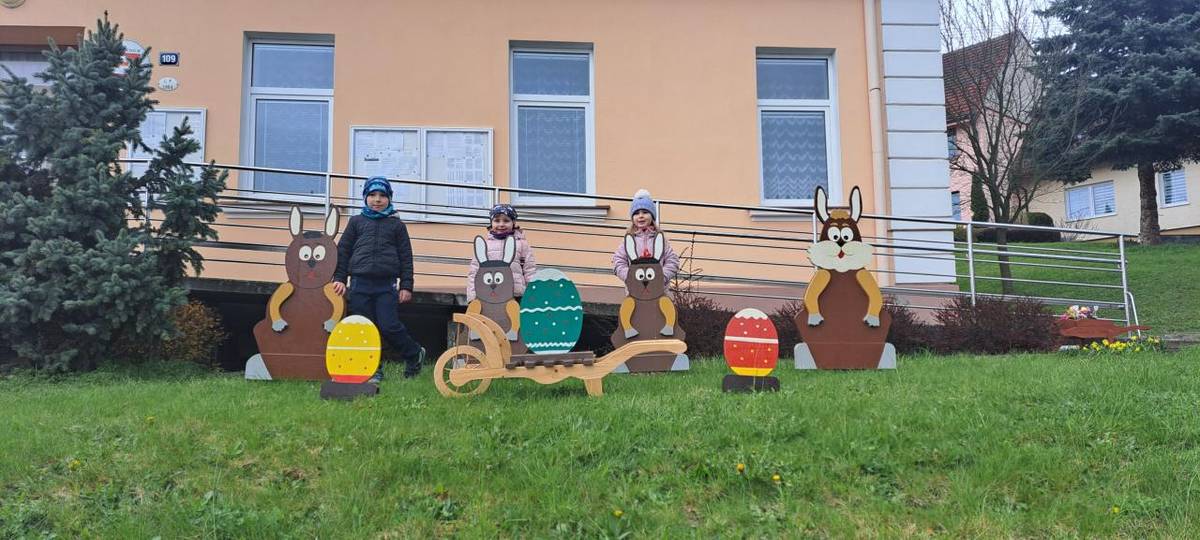 Přejeme krásné svátky jara a děkujeme panu Jiřímu Gavlasovi za velikonoční výzdobu.  Velké poděkování si rovněž zaslouží Dáša a Kristýnka Pláškovy, které se pustily do akce Ukliďme Rudice.  Díky takovým obětavým občanům je naše obec hezčí.