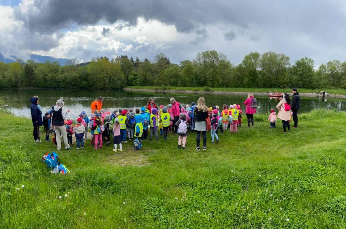 V pondelok 31.5. sme pripravili ukážku "záchranárčiny" pre deti z materskej školy z obce Bobrovec. Nech sa páči pre ilustráciu pár fotografií.