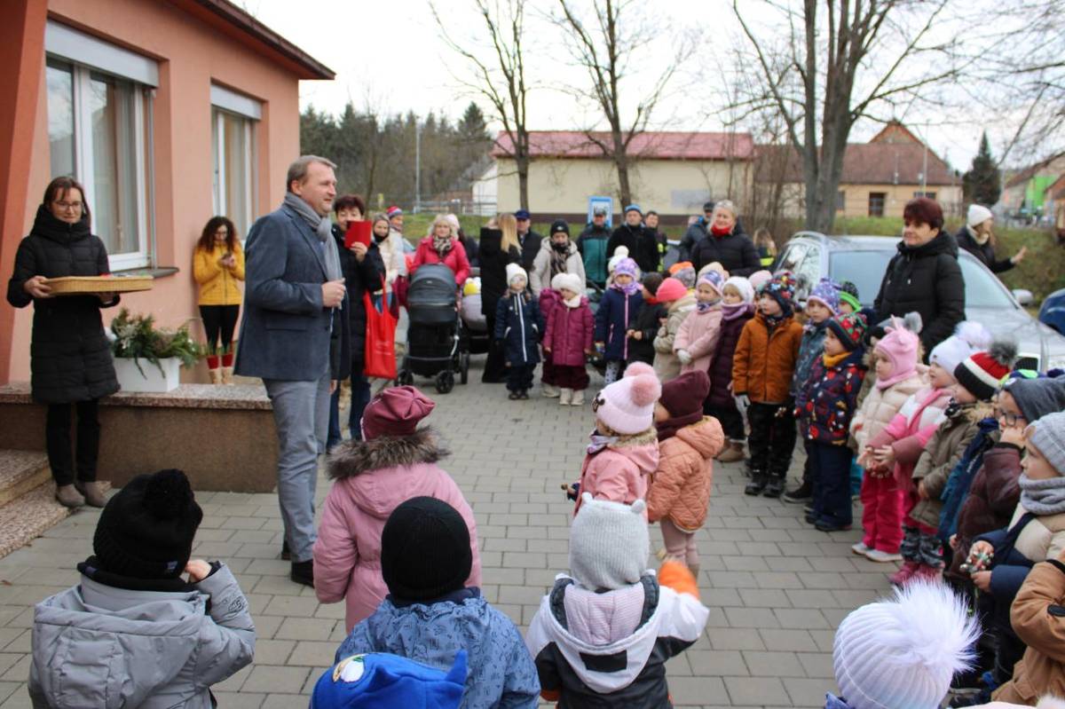 V předvánoční čas, ve středu 17.12.2025 přišly zaměstnancům obce zakoledovat děti z mateřské školy. Jedná se již o dlouholetou tradici a děti svými koledami u obecního úřadu potěšily nejenom obecní zaměstnance, ale také své rodiče, kterých se nemálo účastnilo.