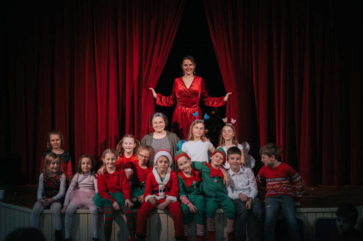 Boli ste včera vyriešiť záhadu strateného Santu? Príbeh o tom, ako mali všetky deti na svete zamenené darčeky vyrozprávali v stredu 16. decembra 2025 plnej sále kultúrneho domu v Beluši 14 malí nádejní herci z detského divadelného krúžku.
