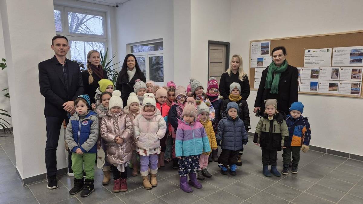 Dnes prišli detičky z MŠ Černík koledovať na obecný úrad pod vedením pani riaditeľky a paní učiteliek. Ďakujeme za návštevu a všetkým občanom želáme pokojné prežitie vianočných sviatkov. Kolektív OcÚ Černík