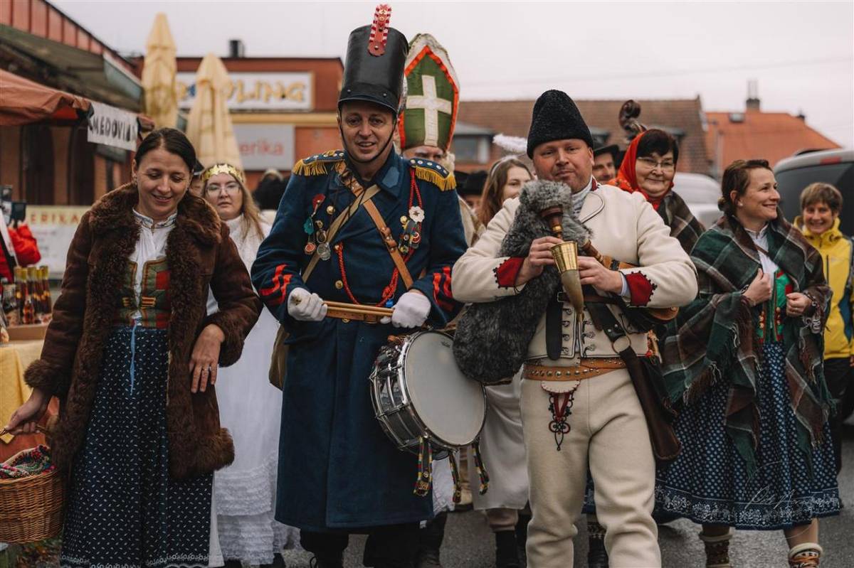 V sobotu 6.12.2025 proběhl ve Valašských Kloboukách tradiční Valašský Mikulášský Jarmek.