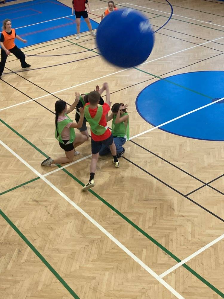 Dnes, 16. prosince 2025, se na základní škole Hulín konal turnaj ve hře kinball, který se odehrál v tělocvičně školy.