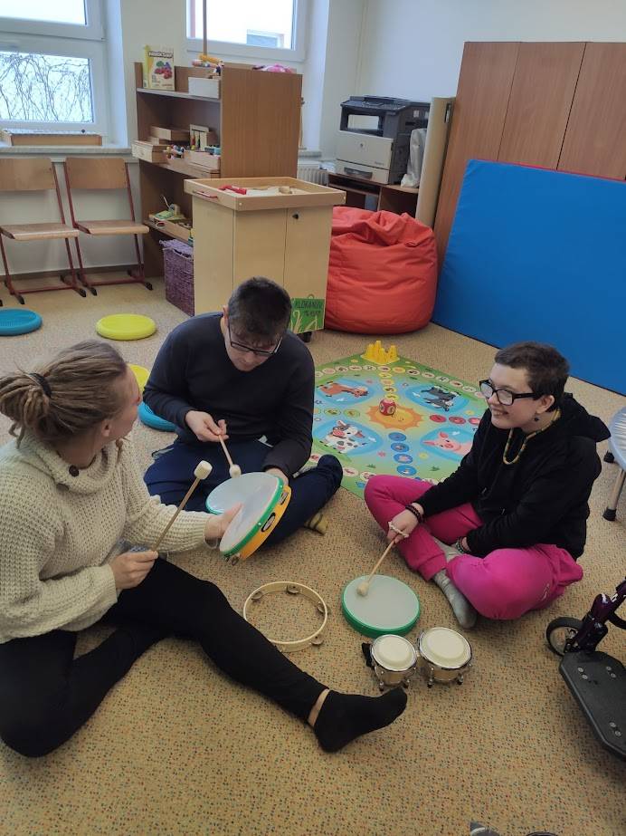 Kroužek si užíváme naplno! Nehraji jen já, ale i děti s chutí zpívají a hrají na různé hudební nástroje. Je to hezky strávený čas. Ve škole máme nové zvonečky, které mají krásný zvuk - nezahálíme a učíme se na zvonkohru hrát lidové písničky. Ale i na bubínky, xylofon a kytaru hrajeme.