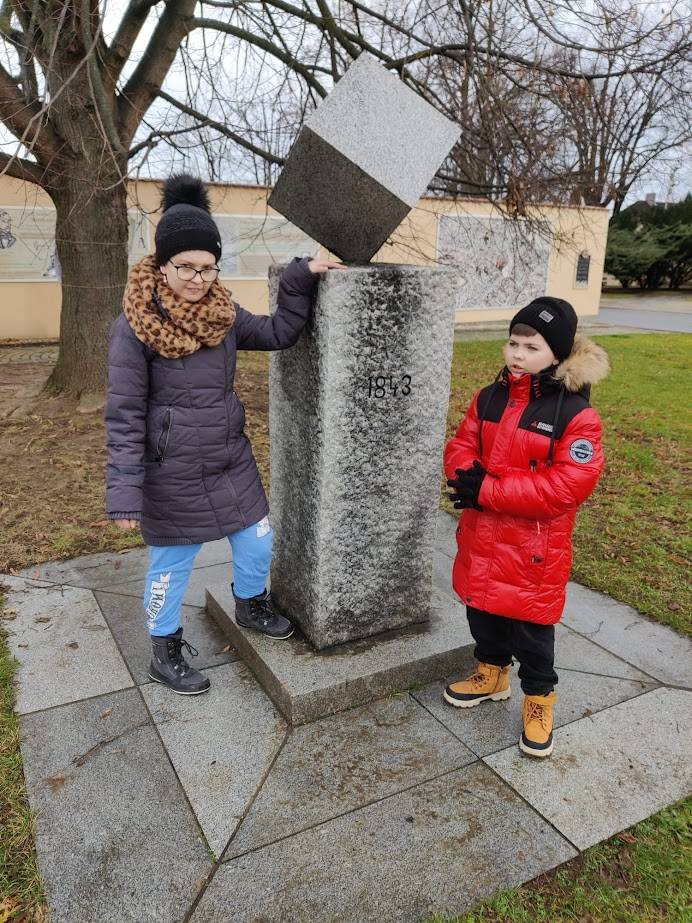 Někdy relaxujeme ve snoezelenu, někdy jdeme na procházku. Také dokážeme spojit pohybovou výchovu s vlastivědou - chodili jsme s dětmi po kulturněhistorických památkách. Stejně tak jsme zvládli roznést vánoční přání našim přátelům.