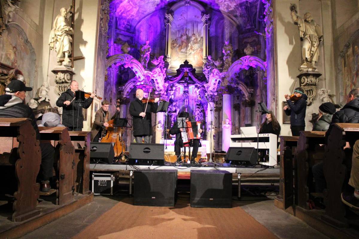 Podívejte se na video níže z tradičního vánočního koncertu v kostele sv. Vojtěcha ve Vejprnicích.