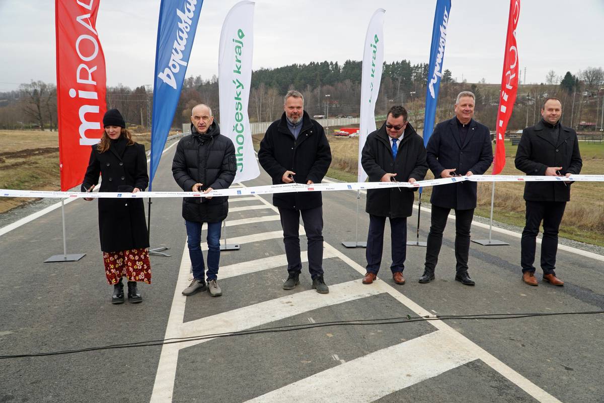 Dnes se Kaplice dočkala významného okamžiku – slavnostně se otevírá druhá etapa obchvatu města. Nová více než 1,5 km dlouhá silnice povede mimo historické centrum a odvede z města tranzitní dopravu, včetně těžkých nákladních aut. Obyvatelé se tak mohou těšit na klidnější ulice, větší bezpečnost a lepší kvalitu života. Stavba byla dokončena s půlročním předstihem a většinu nákladů pokryly dotace a krajský rozpočet. Obchvat navazuje na první etapu dokončenou v letech 2013–2014 a je důležitou součástí postupné výstavby dálnice D3, která zlepší dostupnost Kaplice a propojení s Českým Krumlovem a Rakouskem. Děkujeme všem, kteří se na stavbě podíleli, a těšíme se, že nová silnice přinese městu i jeho obyvatelům dlouho očekávanou úlevu.