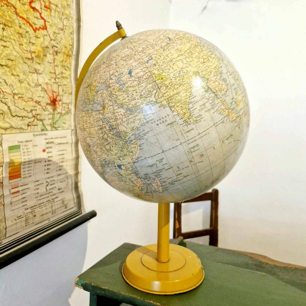 Exponátem měsíce září je tradiční pomůcka - školní globus, který Muzeum jižního Plzeňska získalo z Obecné školy v Přestavlkách. Mapa zeměkoule na plechovém kruhovém podstavci v měřítku 1:38 500 000 pochází pravděpodobně z poloviny 20. století.