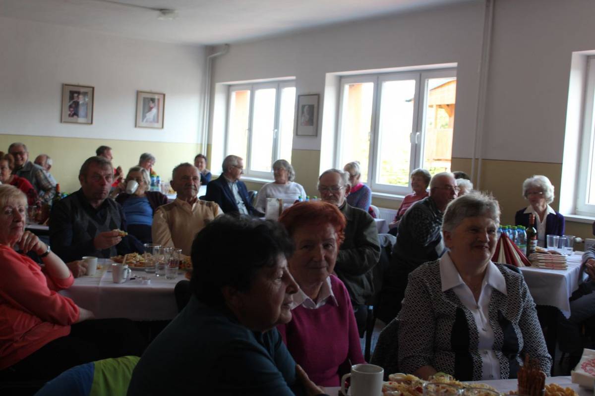 Dňa 10.10.2019 sa stretli naši dôchodcovia. O zábavu sa postaralo divadlo OZVENA z hrou "Revízor" a Ľudová hudba zo Štôly.
