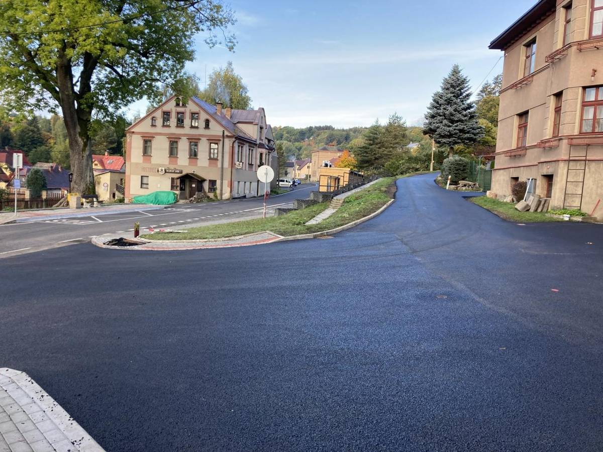 Opravu realizovala společnost STRABAG a. s. za celkovou cenu 3 729 435 Kč