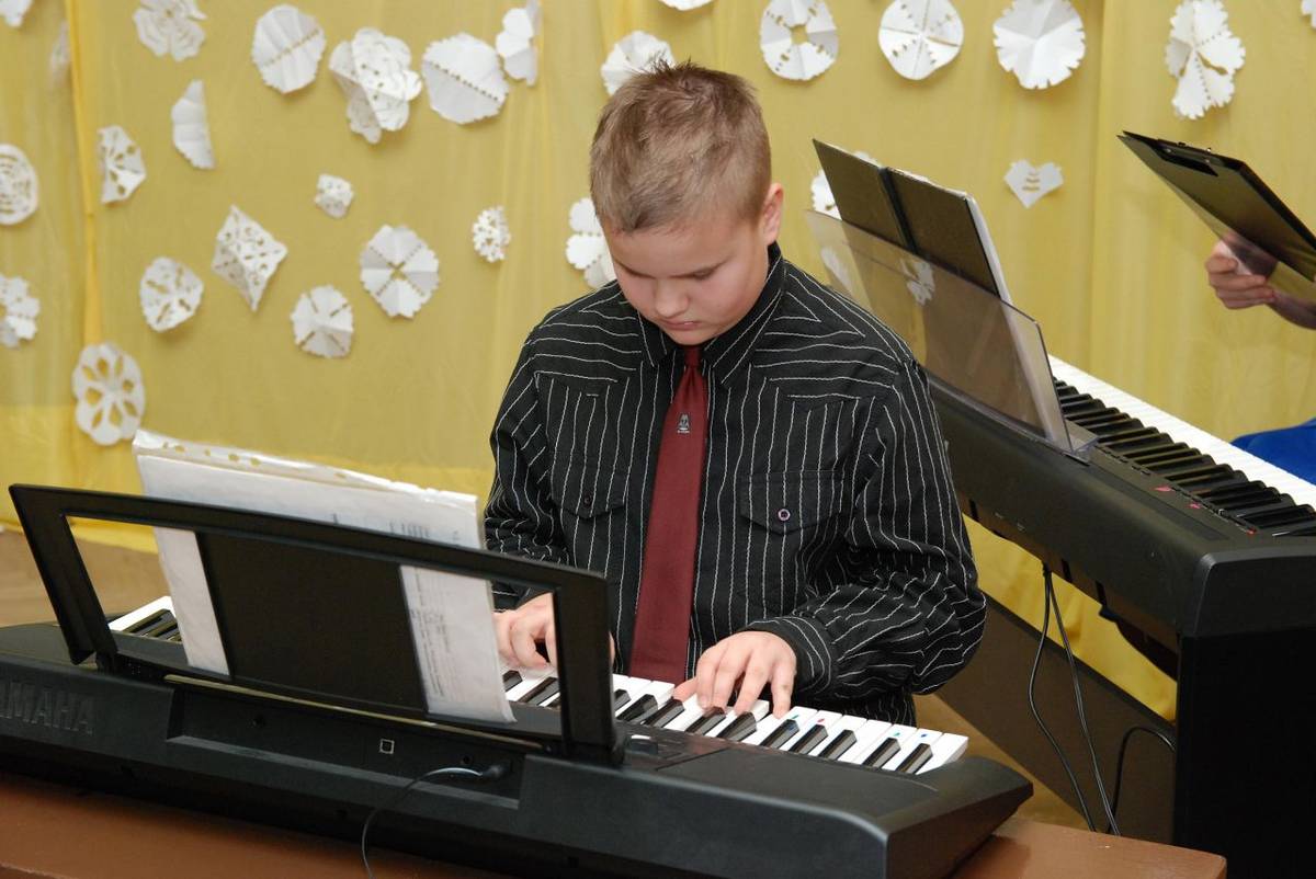 Máme velkou radost, že jsme zvládli udržet školní tradici i po odchodu naší super star Petra Kroščena. Samozřejmě jsme zjistili, že naše škole má další zářivé hvězdy, tak nic nestálo v cestě k uspořádání tradičního předvánočního koncertu. Po loňské zkušenosti – kdy jsme to časově mírně přepískli – jsme se snažili vtěsnat program do jedné hodiny, a to se podařilo.