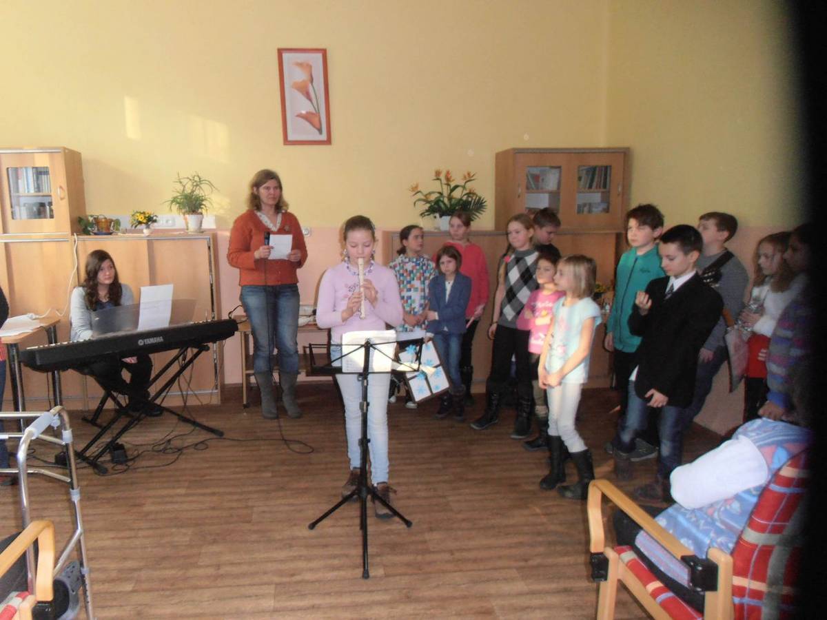 Malé ohlédnutí za vánoční náladou jsme opět dovezli těm, kteří ji možná tolik neprožili. Naše tradiční koncertní vystoupení v Domově pro seniory bylo letos nabité radostí a optimismem, ani nevíme proč. Možná proto, že jsme si navzájem již známí, letos jsme zde byli počtvrté. Bylo nás mnoho, zpívali jsme, recitovali, hráli a navzájem se potěšili, co víc dodat?