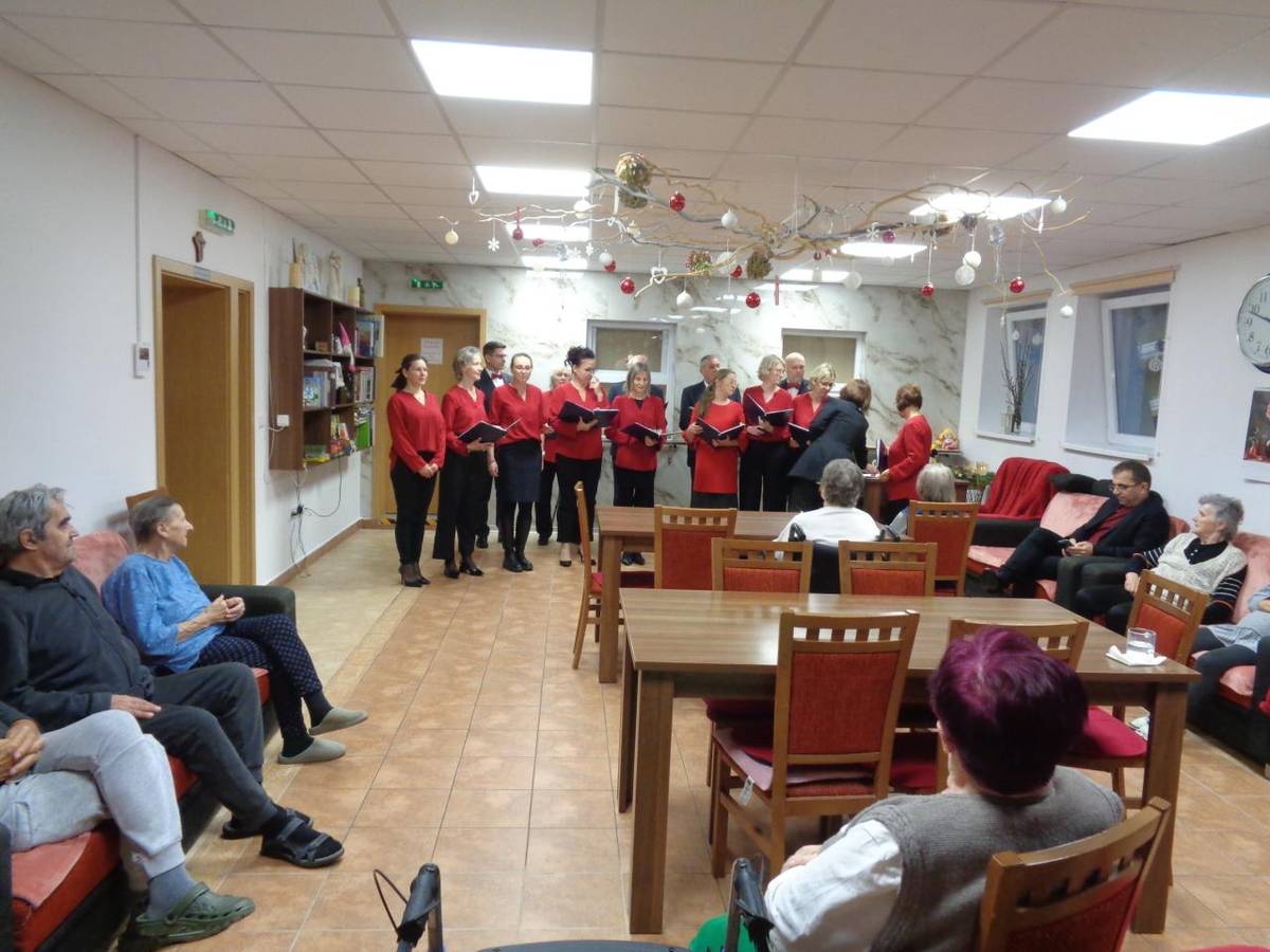 V dnešné adventné popoludnie nám prišli spríjemniť speváci z evanjelického zboru zo Žiliny v doprovode p. farára Mgr. Mariána Kaňucha. Pripravili si pre nás pásmo vianočných piesní.