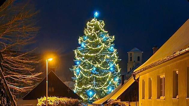 Čtyři vítězové, kteří jdou dál. Čtyři stromy z okresních kol v Pardubickém kraji prošly do další části ankety Vánoční strom Deníku 2025. Vyvolená čtyřka z jednotlivých okresů Pardubického kraje se nyní díky vašim hlasům popere o krajské prvenství a postup do celostátního finále tradiční ankety. A hodnotnou cenu v hodnotě čtvrt milionu korun.  hlasovat můžete zde: https://orlicky.denik.cz/zpravy_region/vyberte-nejhezci-vanocni-strom-pardubickeho-kraje-hlasujte-pro-ten-z-pardubic-20.html